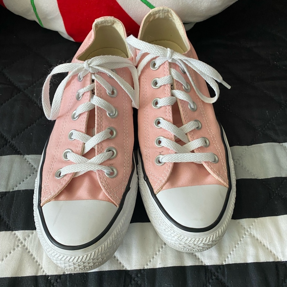 Converse Sneakers size 8 women's good condition color pale pinkish ??
